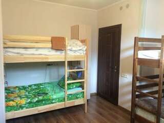 Хостел Hostel Solnechniy Симферополь Двухъярусная кровать в общем номере для мужчин и женщин с 4 кроватями-5