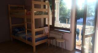 Хостел Hostel Solnechniy Симферополь Кровать в общем четырехместном номере для женщин-8