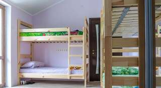 Хостел Hostel Solnechniy Симферополь Кровать в общем четырехместном номере для женщин-11