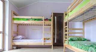 Хостел Hostel Solnechniy Симферополь Кровать в общем четырехместном номере для женщин-5