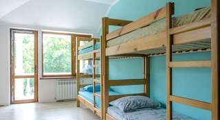 Хостел Hostel Solnechniy Симферополь Двухъярусная кровать в общем номере для мужчин и женщин с 6 кроватями-11